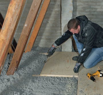 Celluloseisolasjon: Skru til slutt på den siste rekken gulvplater Celluloseisolasjon: Skru til slutt på den siste rekken gulvplater